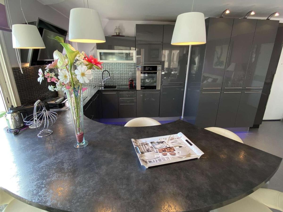 Appartement Confortable Appt 2 Pieces Avec Grande Terrasse, Clim, Garage, Proche Et Commerces - Fr-1-226a-165 *